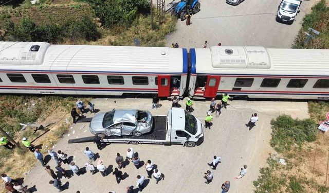 Muş'ta tren otomobile çarptı: 3 yaralı