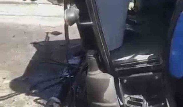 Muş'ta yolcu treninin çarptığı traktör ikiye ayrıldı