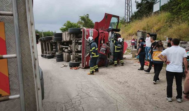 Niksar'da kamyonet devrildi: 3 yaralı
