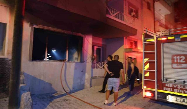 Önce ağabeyini bıçakla kovaladı, sonra evi ateşe verdi