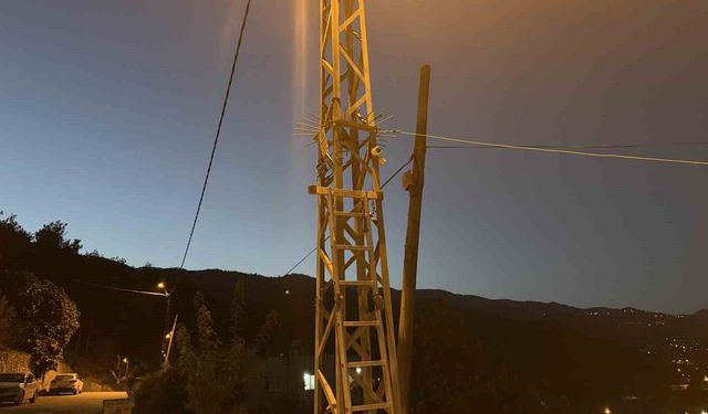 Osmaniye'de elektrik direğine kamera takarken akıma kapılan işçi ağır yaralandı