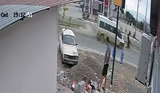 Osmaniye'de minibüs başıboş ata çarptı