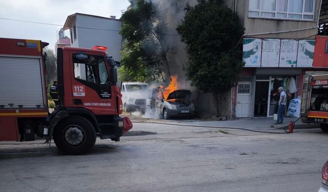 Osmaniye'de park halindeki hafif ticari araç yandı