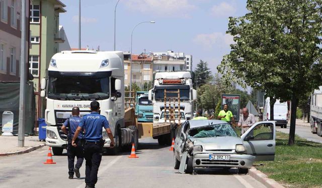 Otomobil tıra arkadan çarptı: 1'i ağır 3 yaralı