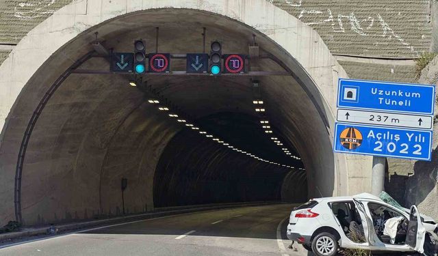 Otomobil tünel girişindeki tabelaya ok gibi saplandı