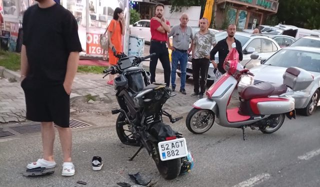 Otomobile arkadan çarpan motosiklette 2 kişi yaralandı
