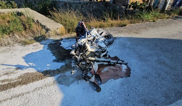 Otomobille çarpışan motosikletin sürücüsü hayatını kaybetti