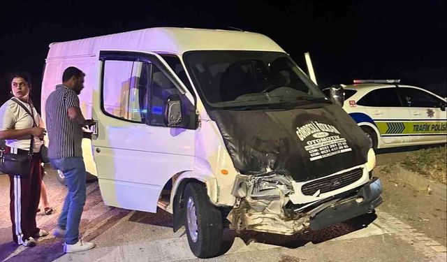 Otomobille kamyonetin çarpıştığı kazada 4 kişi yaralandı