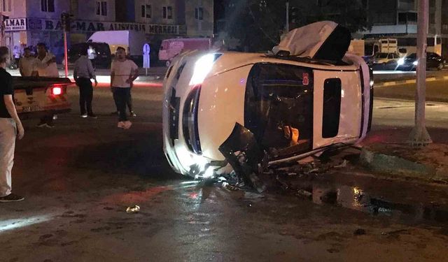 Otomobiller kavşakta çarpıştı: 2 yaralı
