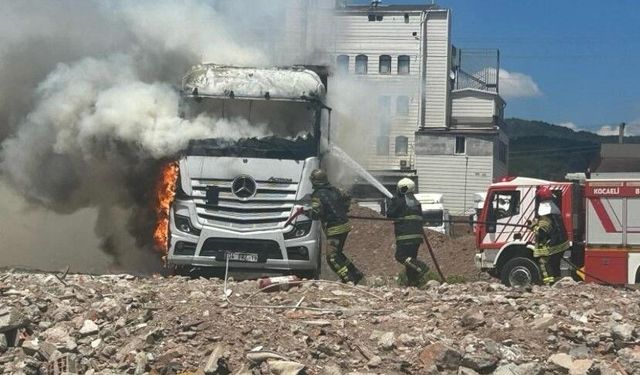 Park halindeki çekici alevlere teslim oldu