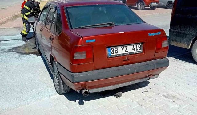 Park halindeki otomobilde çıkan yangını itfaiye söndürdü