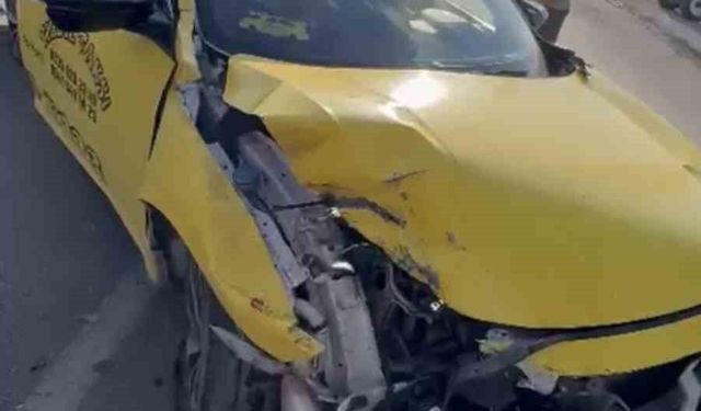Patnos'ta hafif ticari taksi ile ot yüklü traktör çarpıştı: 3 yaralı