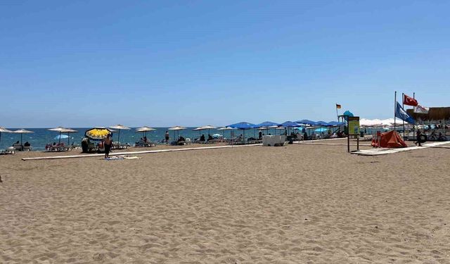 Plajdan kaldırılmak istenen gençlere kum fırlatıldı: 2 gözaltı