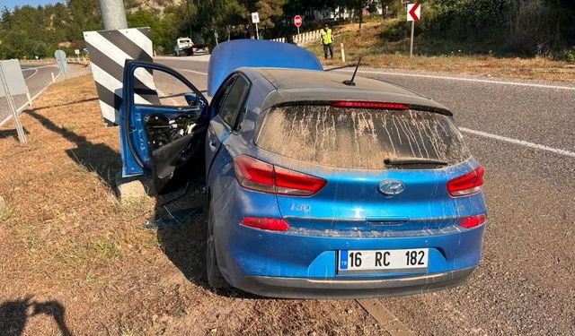 Refüje çarpan otomobildeki 2'si çocuk 4 kişi yaralandı