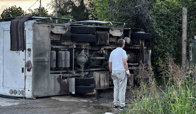 Sakarya'da tır ile çarpışan işçi midibüsü devrildi: 13 yaralı