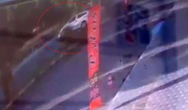 Şanlıurfa'da hafif ticari aracın ağaca çarptığı kaza anı kameraya yansıdı