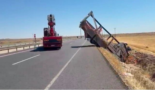 Şanlıurfa'da karpuz yüklü kamyon şarampole devrildi: 2 yaralı