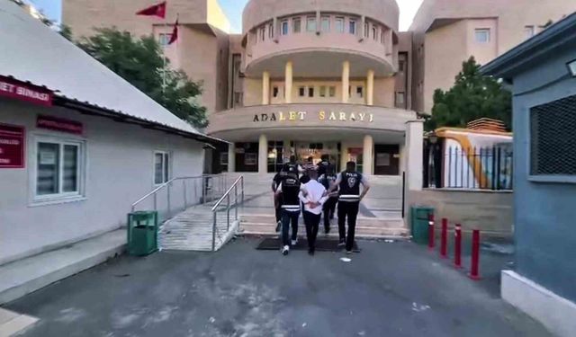 Şanlıurfa'da kendilerini kamu görevlisi olarak tanıtan dolandırıcılar tutuklandı