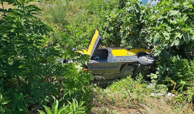Sapanca'da otomobil ile taksi çarpıştı: Dereye yuvarlanan taksinin sürücüsü yaralandı