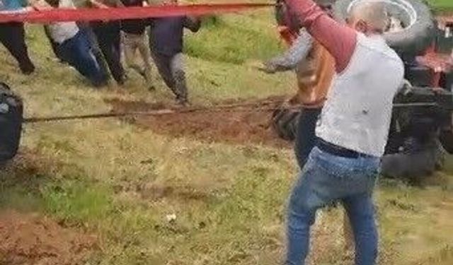 Sarıkamış'ta devrilen traktör için köylüler seferber oldu