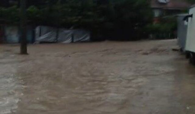 Sel afetinin yaşandığı Cide'de derenin taştığı anlar kamerada