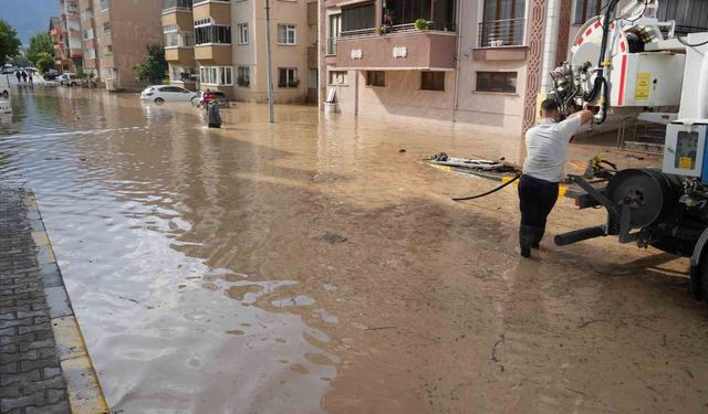 Selin vurduğu Cide ilçesinde ekiplerin su tahliye çalışması sürüyor