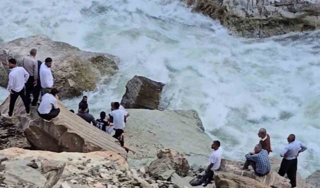 Serinlemek için girdiği Habur Çayı'nda kayboldu