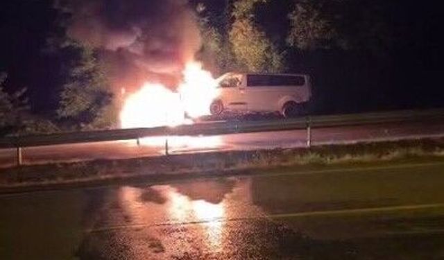 Seyir halindeki çekici alev aldı, üzerindeki kamyonet de yandı