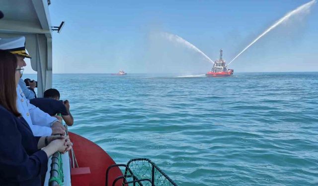 Sıcaklığın 41 dereceye çıktığı Bartın'da basınçlı su ile yapılan gösteri ilgi gördü