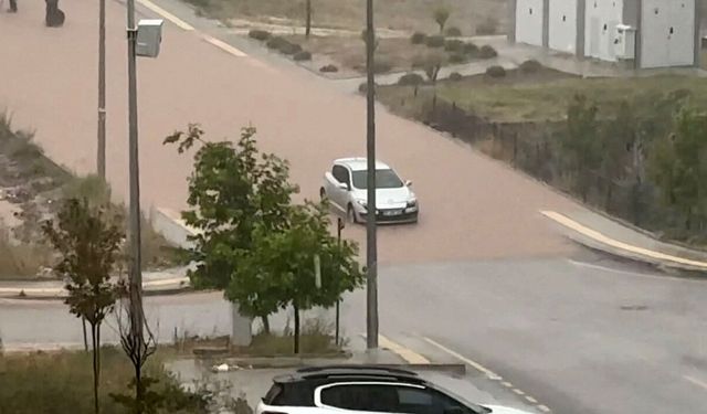 Şiddetli yağmur yolları suya teslim etti, araçlar yolda kaldı