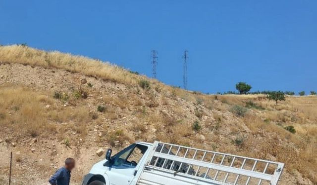 Siirt'te hafif ticari araç yoldan çıktı