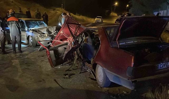 Sivas'ta gece saatlerine iki otomobilin çarpıştığı kazada 1 kişi öldü, 5 kişi yaralandı