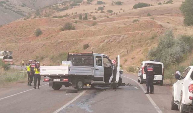 Sivas'ta kamyonetle otomobil çarpıştı: 1 ölü, 2 yaralı