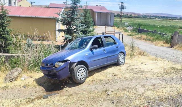 Sivas'ta kontrolden çıkan otomobil bariyerlere çarptı: 4 yaralı