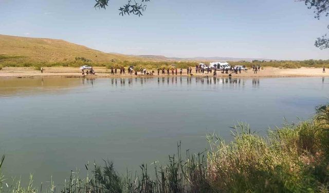 Sivas'ta serinlemek için Kızılırmak'a giren 2 kişiden 1'i kayboldu