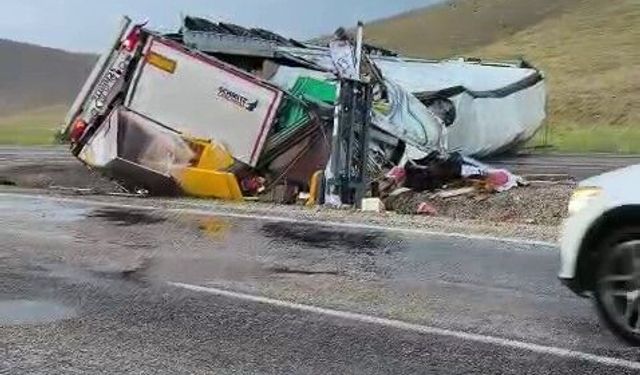 Sivas'ta tır kayganlaşan yolda devrildi: 1 ağır yaralı