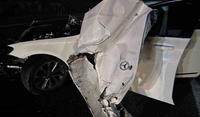 Sivas'ta traktöre çarpan Mercedes hurda yığınına döndü: 4 yaralı