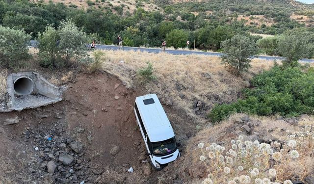 Siverek'te işçi minibüsü şarampole düştü: 4 yaralı