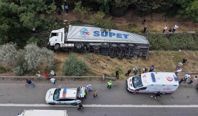 Sultanbeyli'de tır devrildi: 1 yaralı