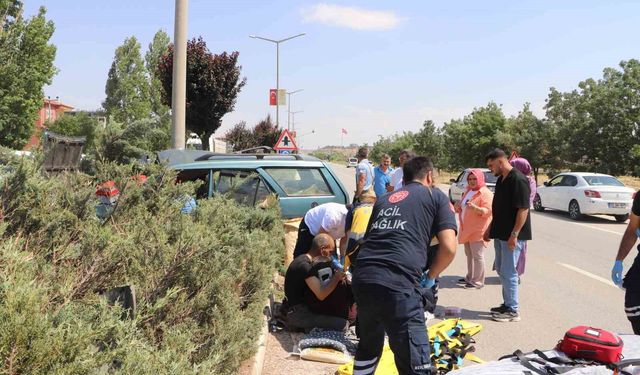 Sürücü, kazada yaralanan eşine sarılarak başında bekledi