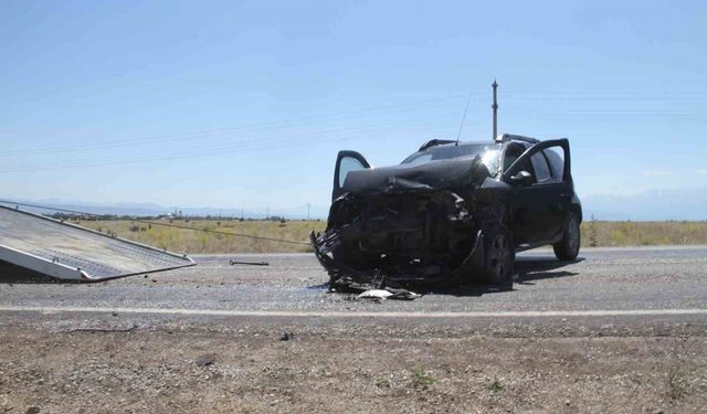 SUV araçlar kafa kafaya çarpıştı: 9 yaralı