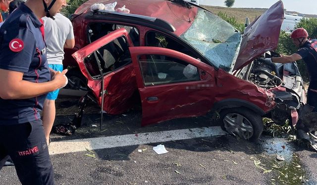 TAG Otoyolu'nda otomobil bariyerlere çarptı: 1'i çocuk 5 yaralı
