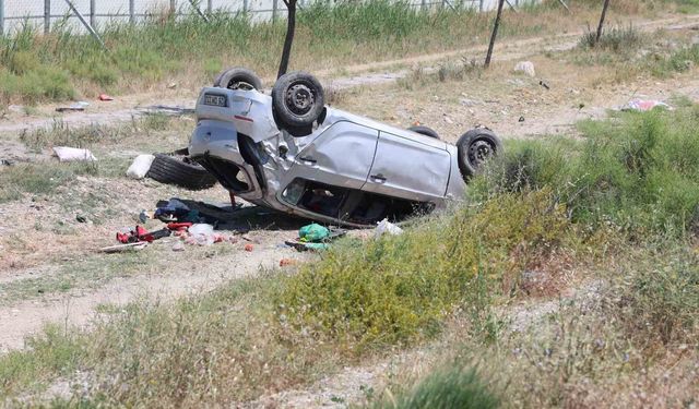 Takla atan otomobildeki 8 yaşındaki çocuk öldü, anne, baba ve kardeşi yaralandı