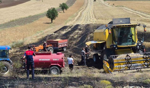 Tarladaki hasat sırasında biçerdöverin çıkardığı yangın, köyde bekletilen su tankeriyle söndürüldü