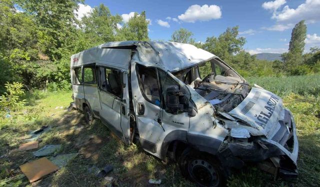 Tarlaya uçan minibüs kazasında yaralanan kadın 24 gün sonra vefat etti