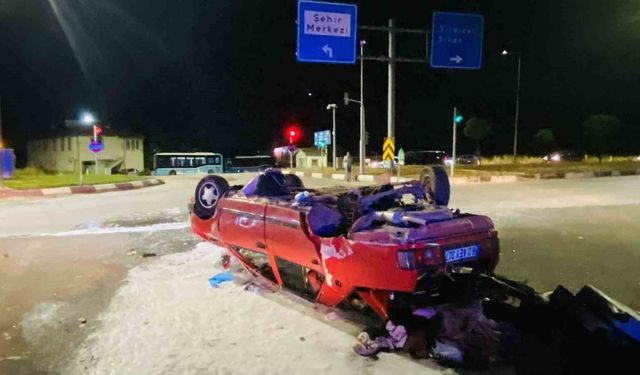 Ters dönen Tofaş'ın içindeki 2 kişi yaralandı