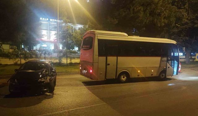 Ters yönden gelen alkollü sürücü servis minibüsüne çarptı