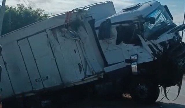 Tır bariyerlere çarpıp devrildi: Sürücü yaralandı