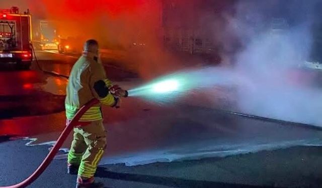 Tır dorsesinde çıkan yangın büyümeden söndürüldü