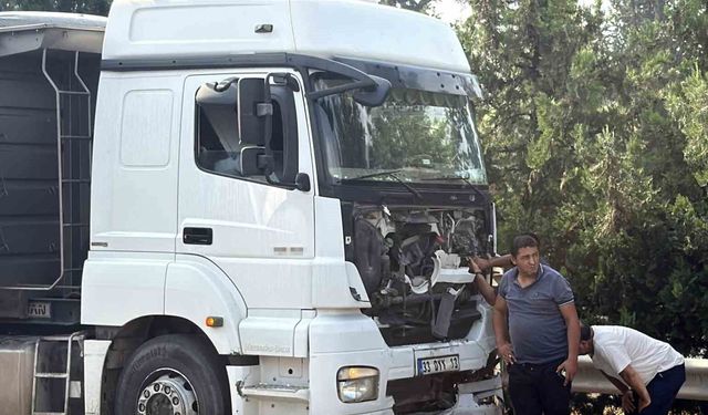 Tır, hafif ticari araca çarptı: 2 ölü, 2 yaralı